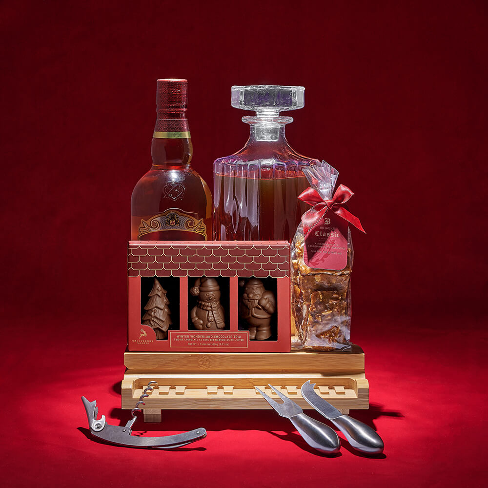 Festive Whiskey Treat Basket – how the gift is presented