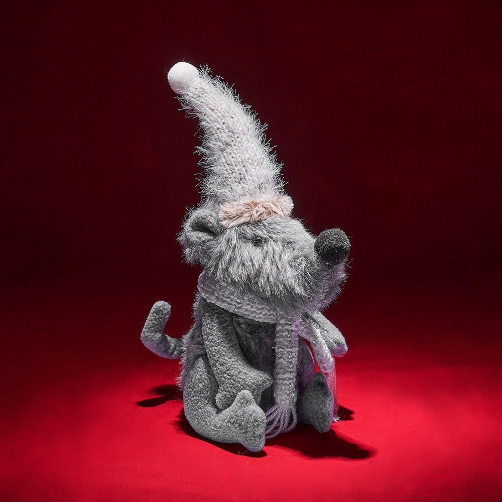 Holiday Plush Mouse Gift Basket with Winter Hat and Scarf – how the gift is presented