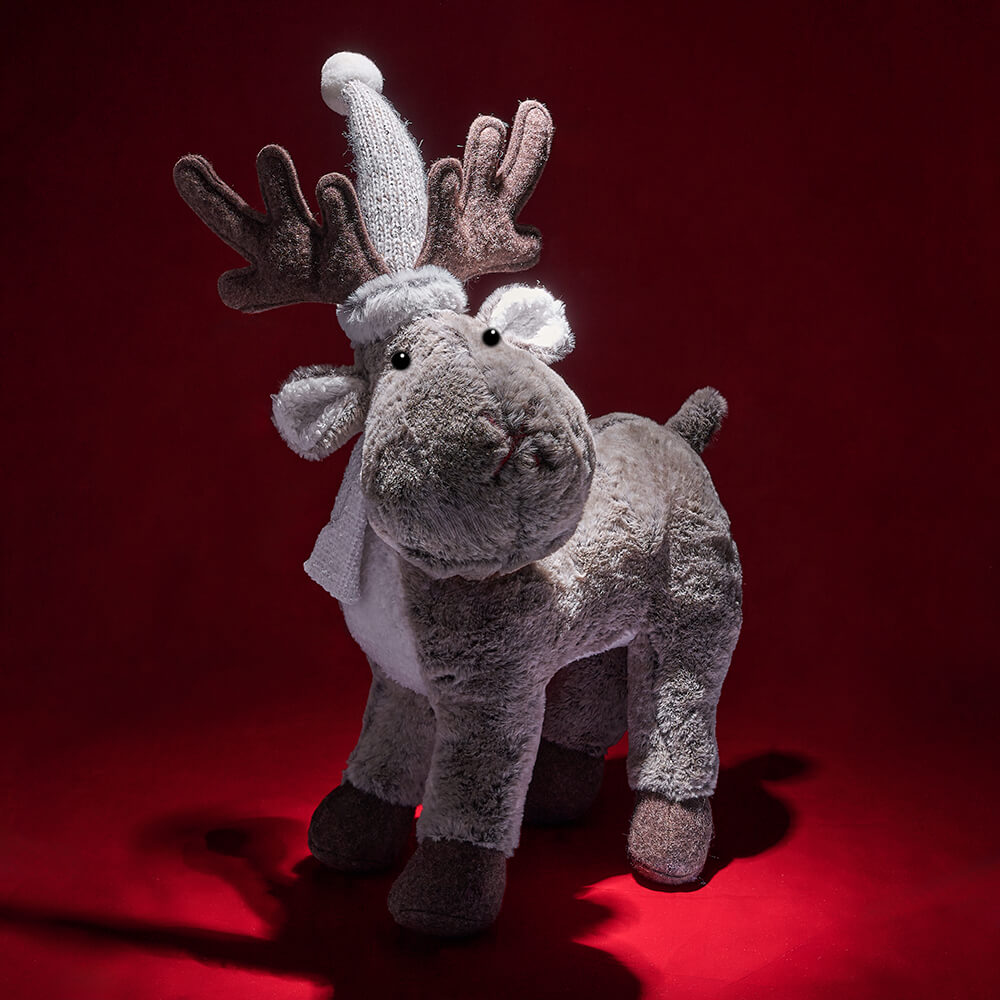 Soft Plush Reindeer Holiday Basket – how the gift is presented