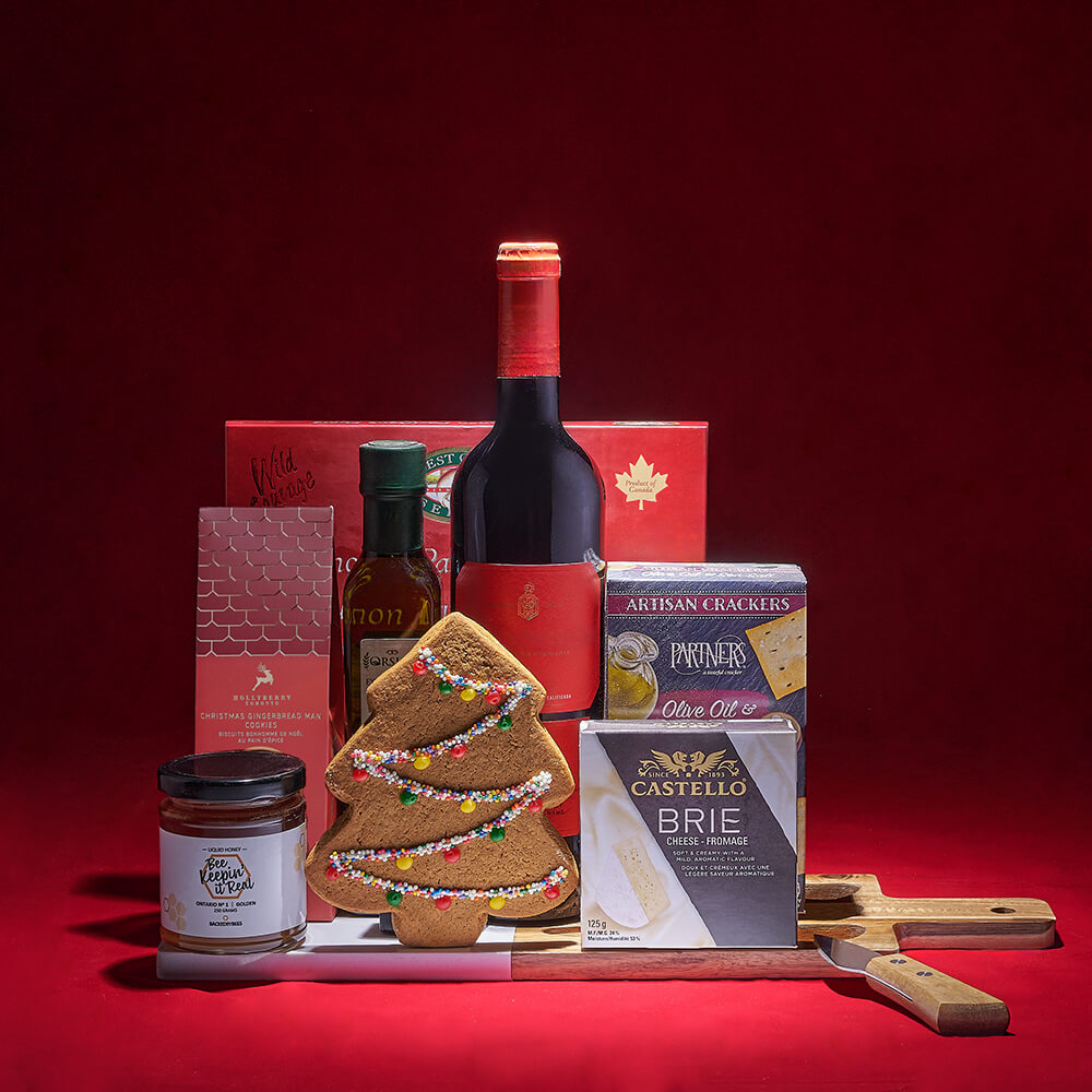 Christmas Gourmet Serving Board with Brie, Honey & Wine – how the gift is presented